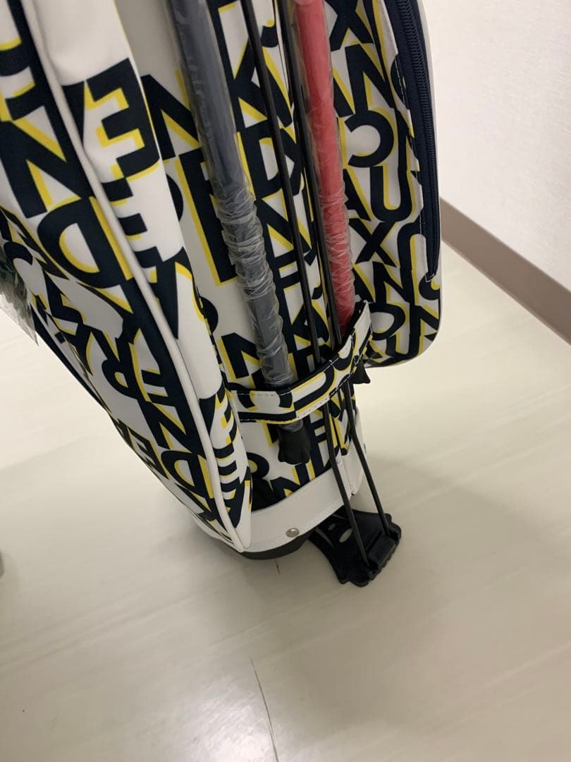 未使用品 CLUNK キャディバッグ 7型 ホワイト/ブラック/イエロー