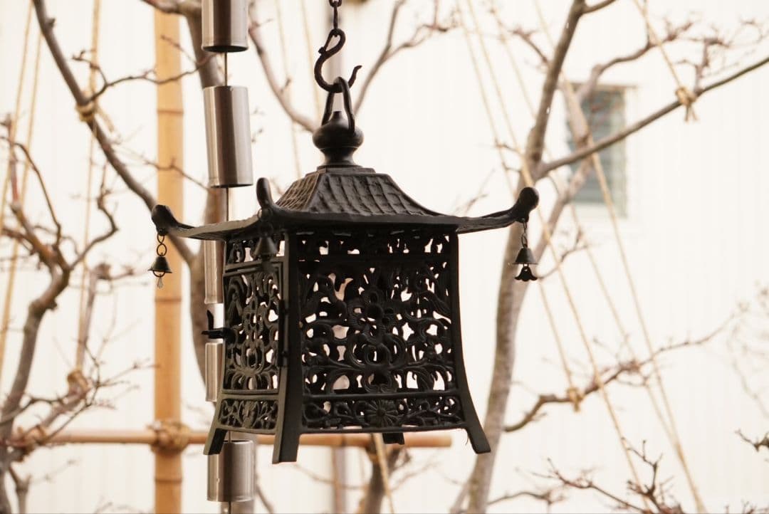 吊り灯籠　唐草紋　　アンティーク　雑貨　骨董　吊灯籠　灯り　照明　庭　インテリア