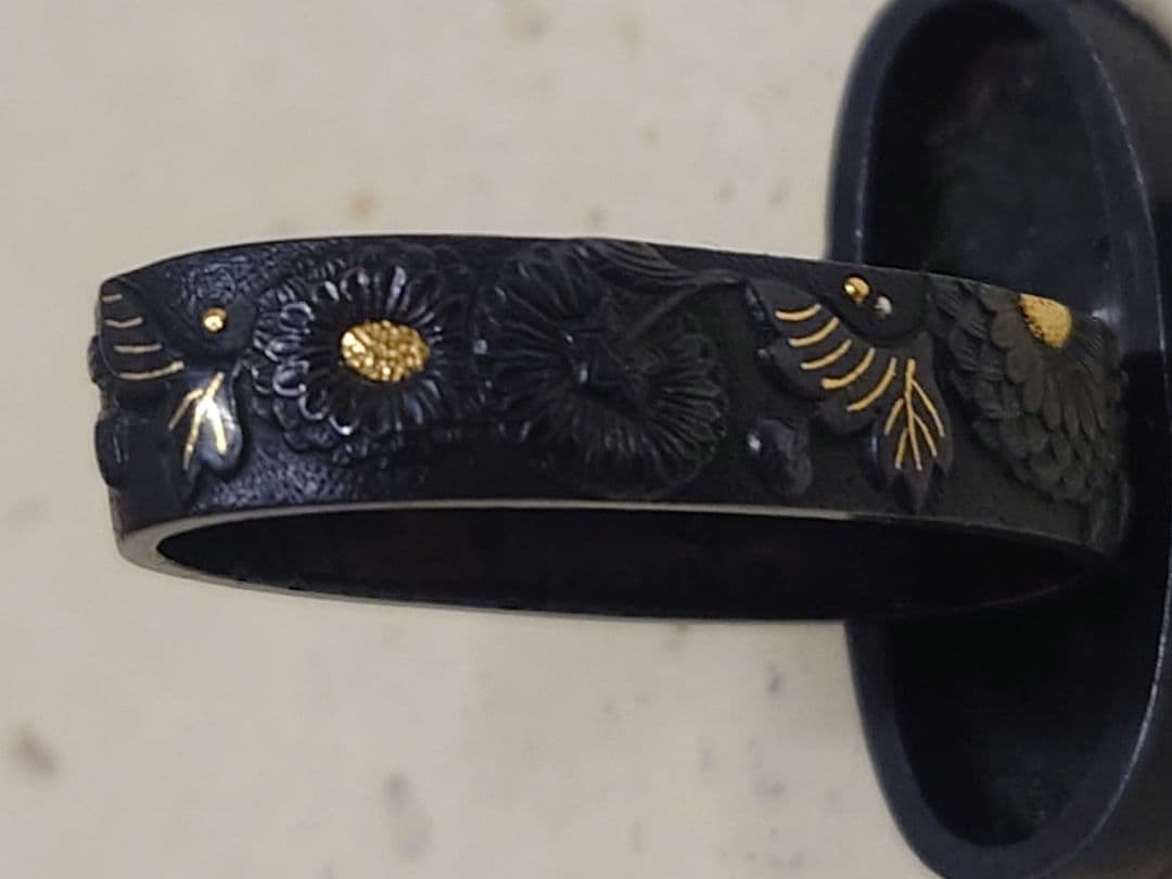 縁頭、赤銅地に菊華図