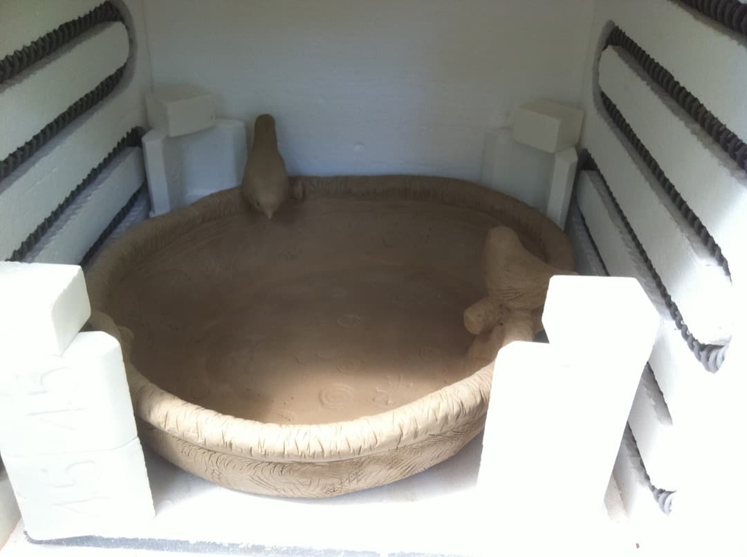 No.2 バードバス　餌台　：小鳥二羽、カタツムリ、カエル、カメ　焼き締め焼成