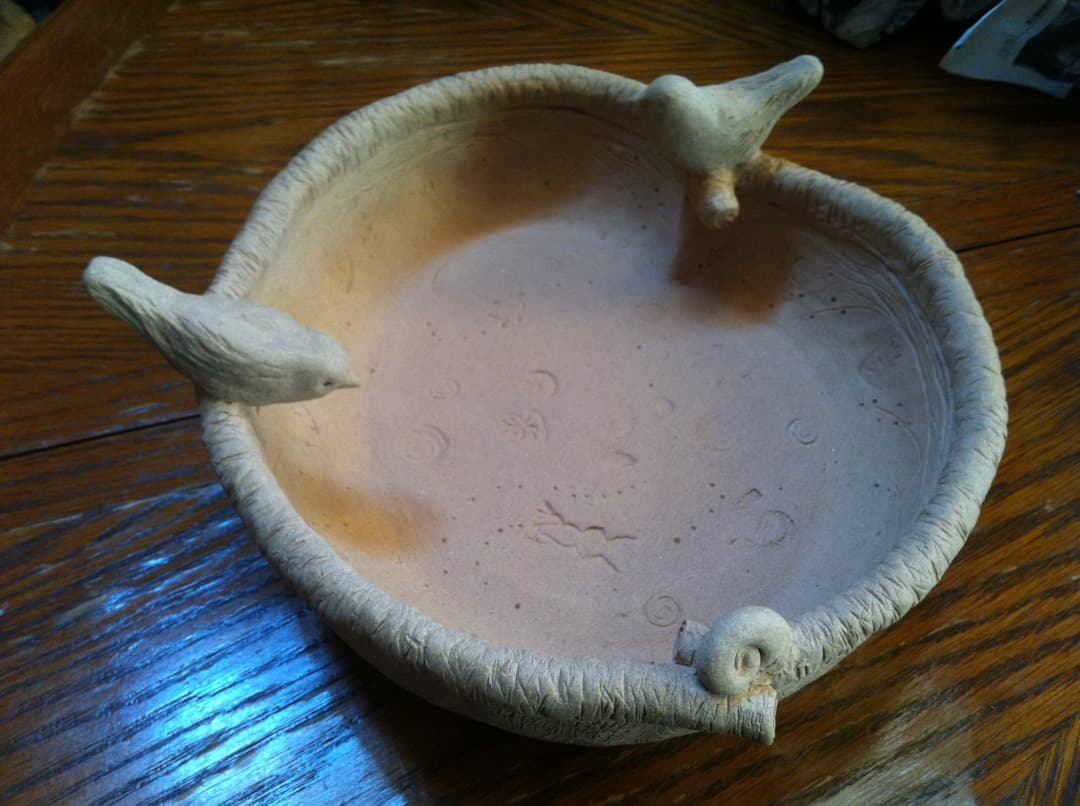 No.2 バードバス　餌台　：小鳥二羽、カタツムリ、カエル、カメ　焼き締め焼成