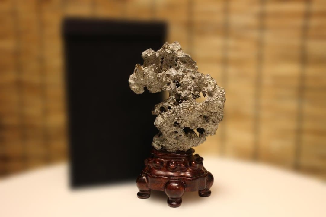 グレーの石彫刻 木製台座付き 太湖石　中国