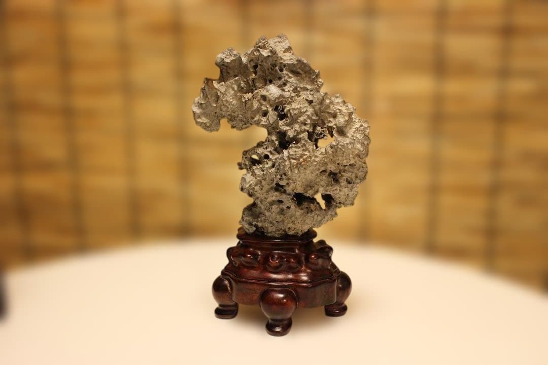 グレーの石彫刻 木製台座付き 太湖石　中国