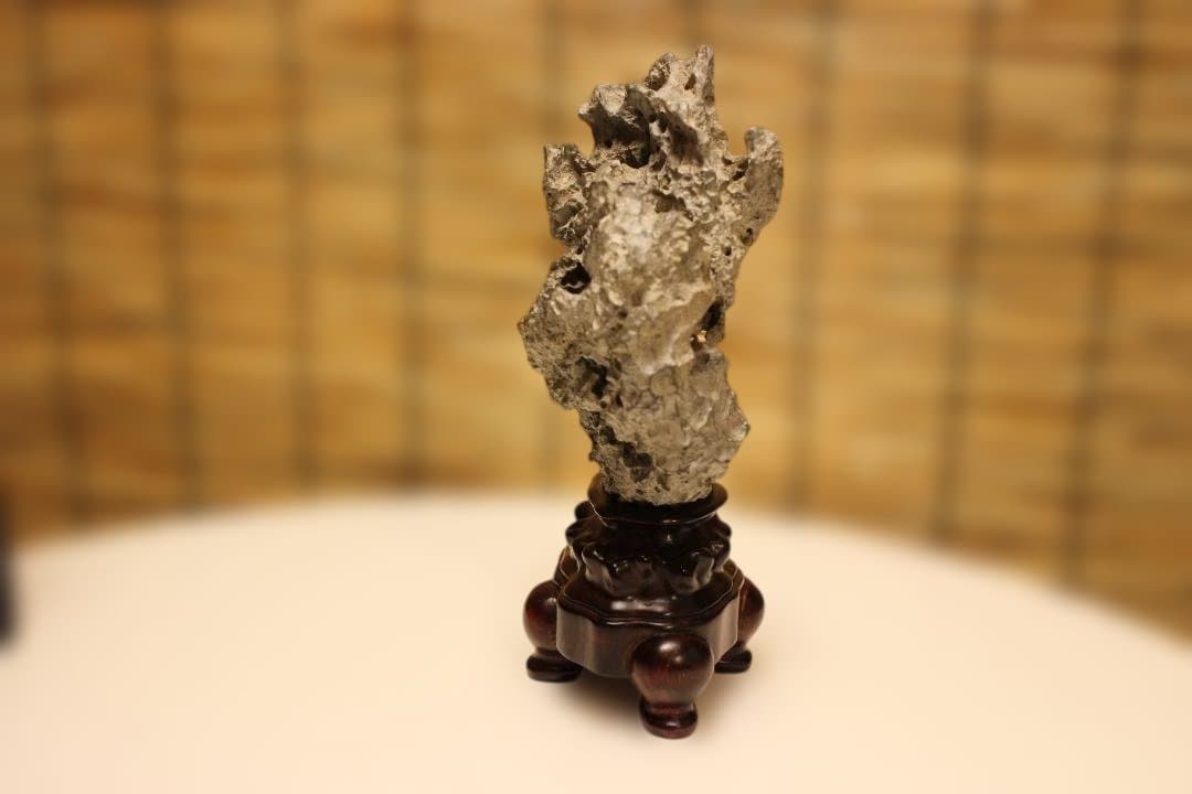 グレーの石彫刻 木製台座付き 太湖石　中国