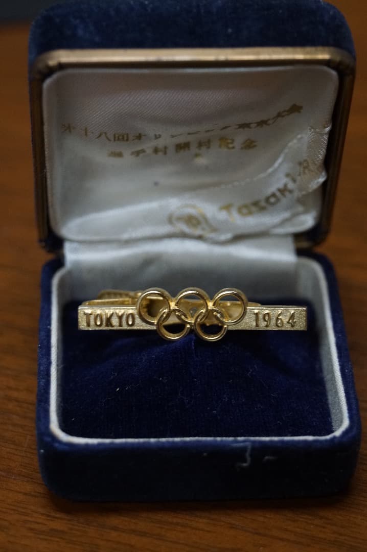 １９６４年東京オリンピックのタイピン。日本フェンシング協会