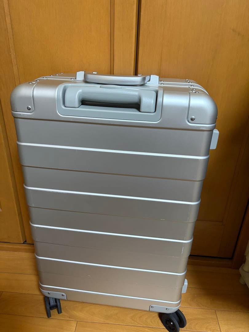 無印良品アルミスーツケース　鍵壊れてます
