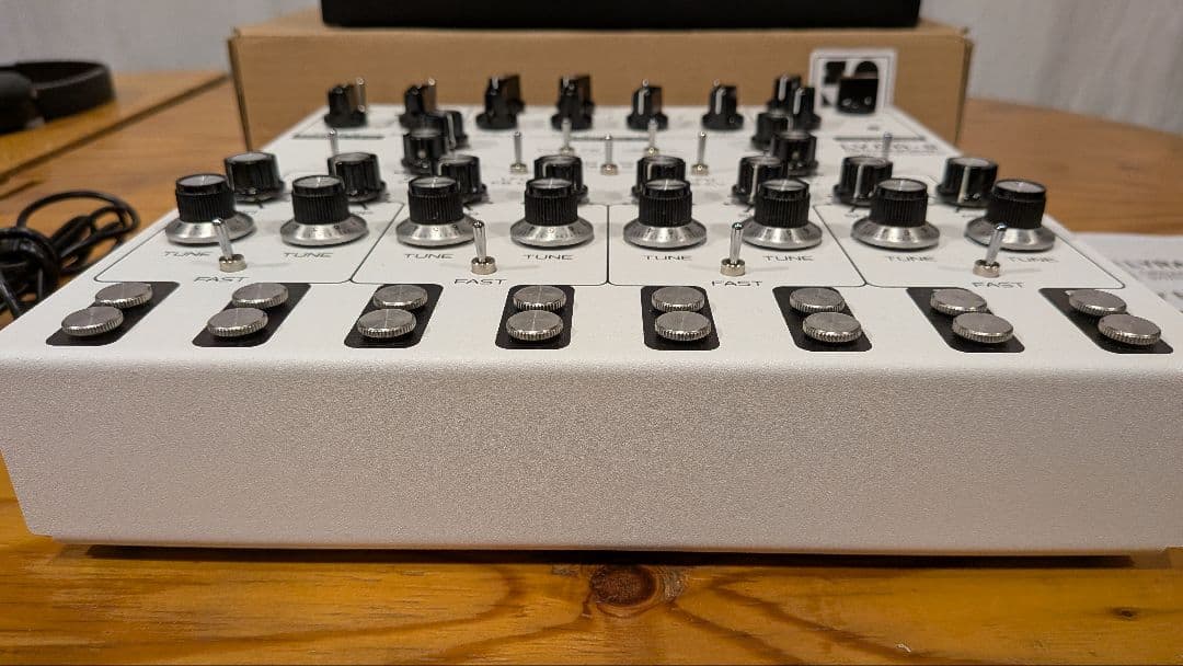 LYRA-8 アナログシンセサイザー