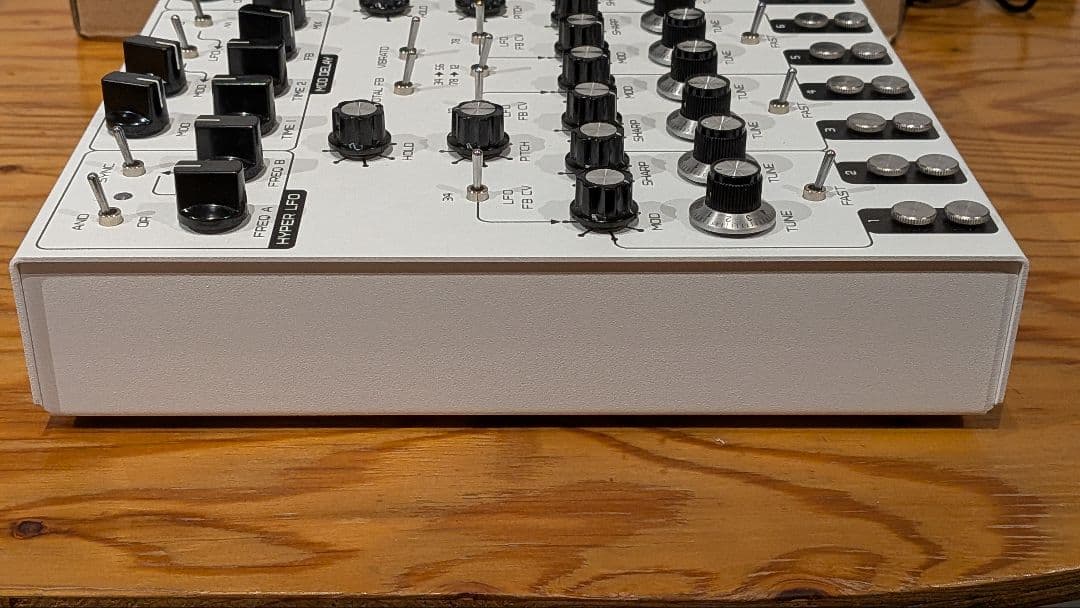 LYRA-8 アナログシンセサイザー