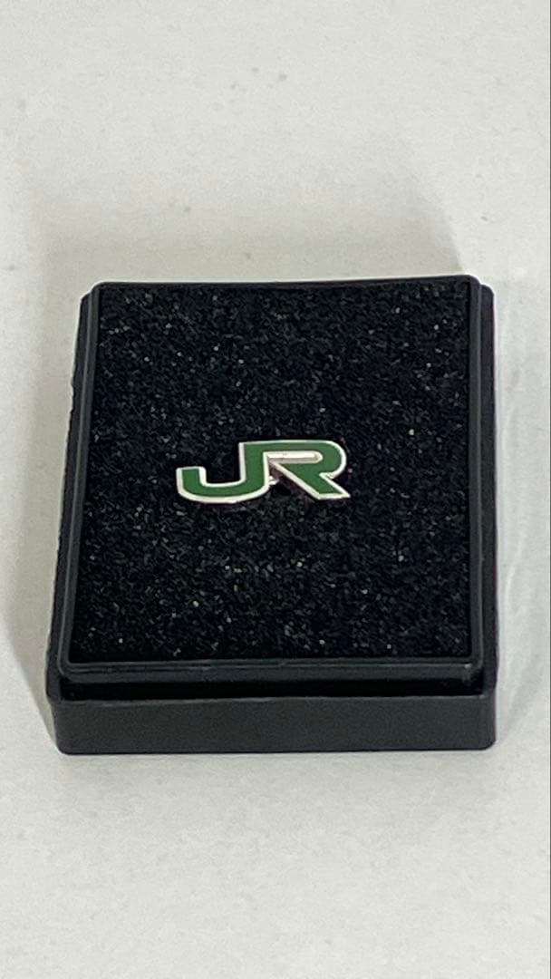 【新品】　JR 東日本　襟章　ネジタイプ　ピンバッジ 専用ケース付き