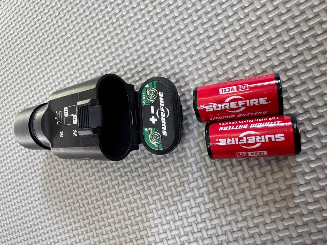 コ*s様 Ｋ*ー様 Surefire X300 武器用ライト (正規品)