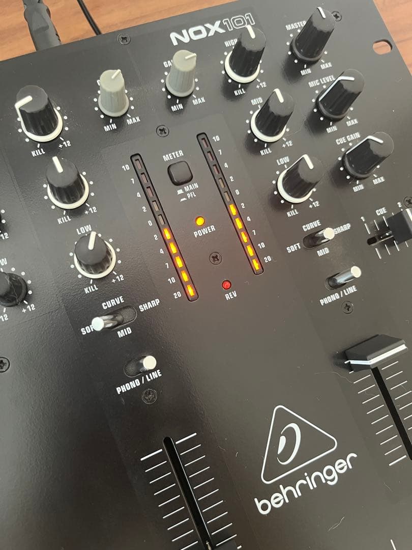 Behringer NOX101 DJミキサー