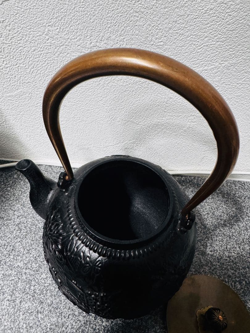 【新品未使用】南部鉄器 砂鉄製 鉄瓶 花柄浮き彫り鉄壺 コーティングなし