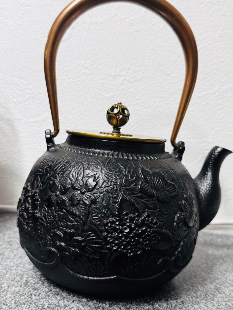 【新品未使用】南部鉄器 砂鉄製 鉄瓶 花柄浮き彫り鉄壺 コーティングなし