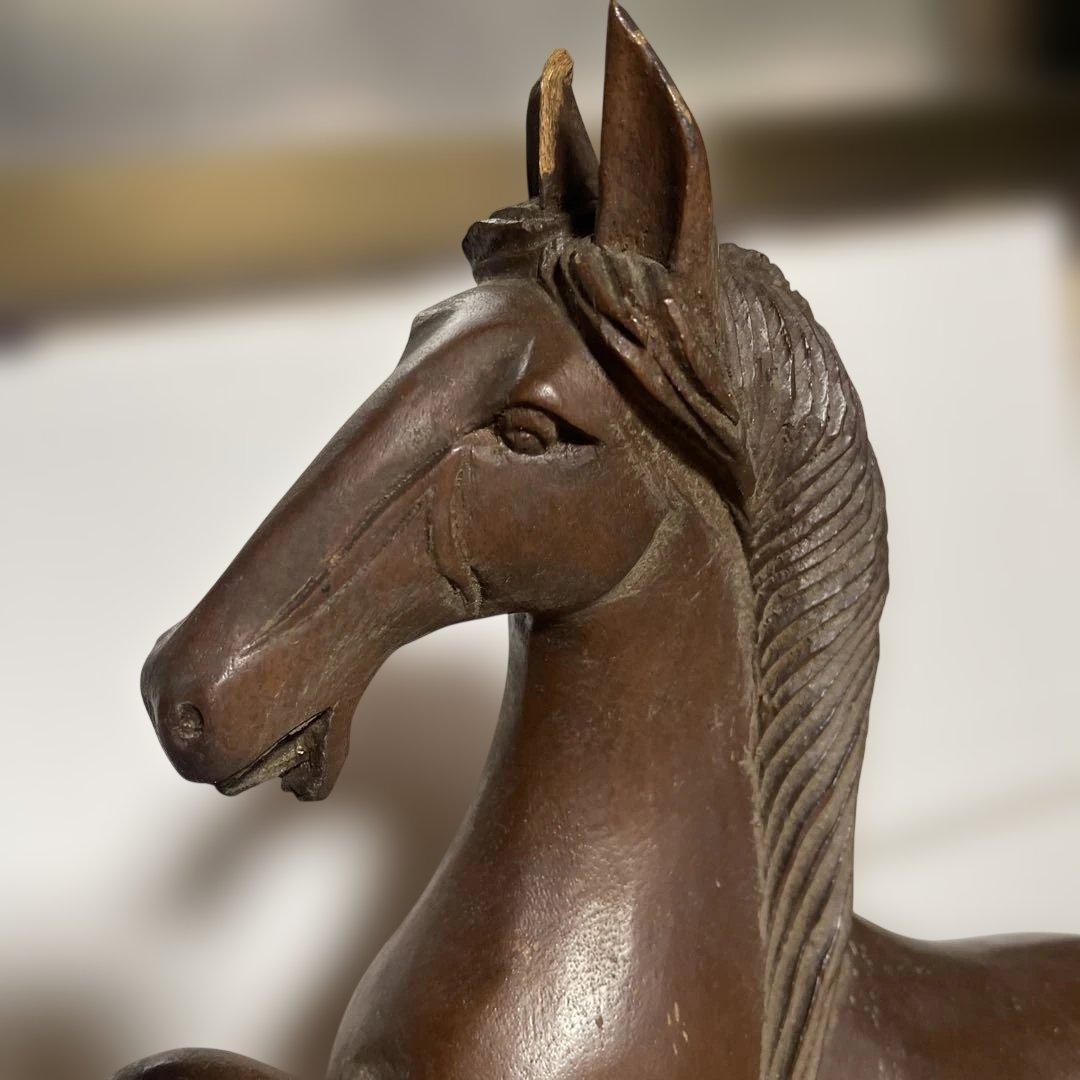 木製馬の彫刻