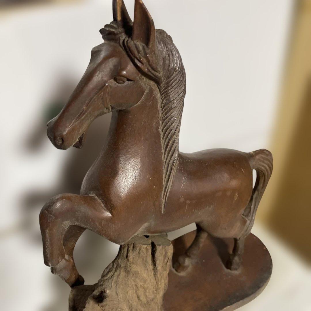 木製馬の彫刻