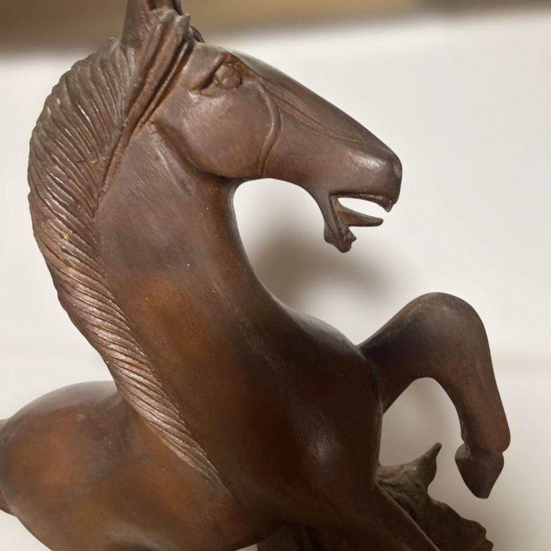 木製馬の彫刻