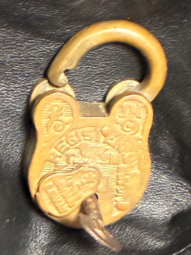 希少ベアパドロック保存状態最高 古い真鍮製のアンティークくま型南京錠と鍵のセット