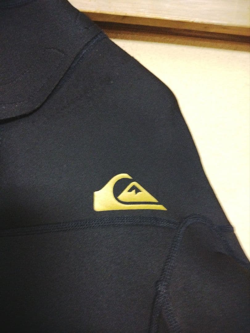 Quiksilver 2ミリフルスーツ黒 ロゴゴールド