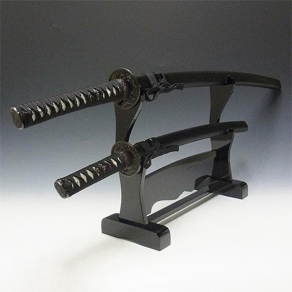 岐阜県関市製の模造刀 黒石目 大刀・小刀・刀掛け3点セットです。