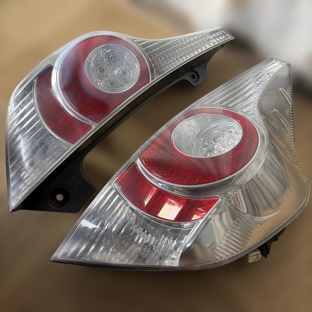 トヨタ アクア 純正 NHP10 左右セット