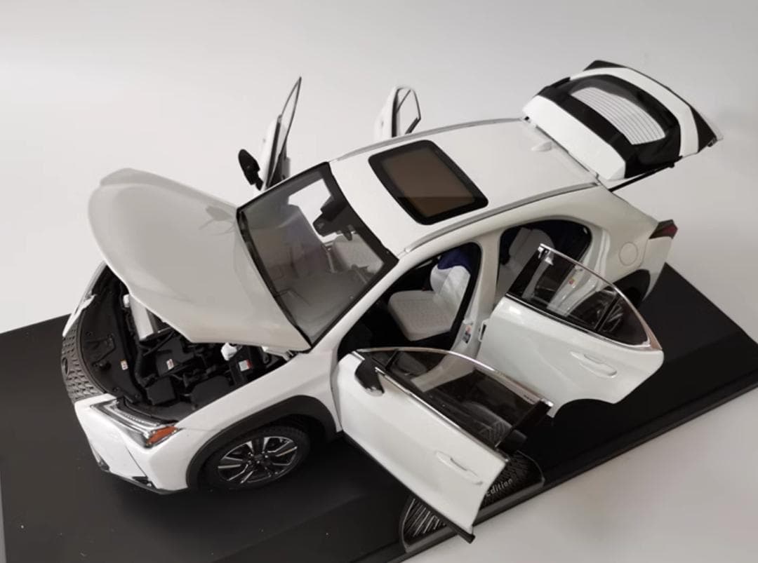 限定版1/18 レクサス UX260h 模型　ミニカー　完成品　展示台付き　白