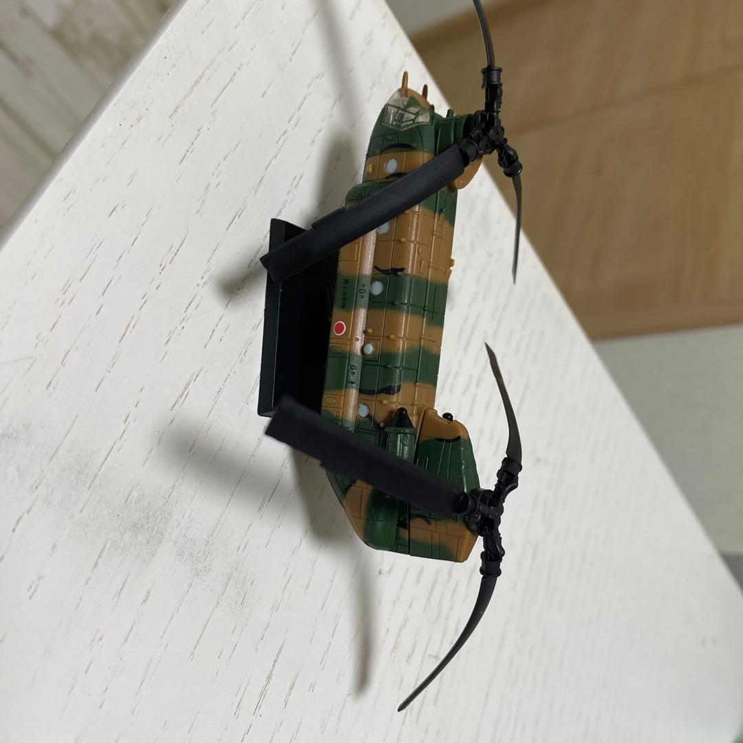 迷彩色ヘリコプター模型 スタンド，ケース付き