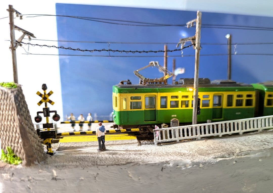 Ｎゲージ・ジオラマ展示台「江ノ電・鎌倉高校前駅とスラムダンク踏切」※車両付き