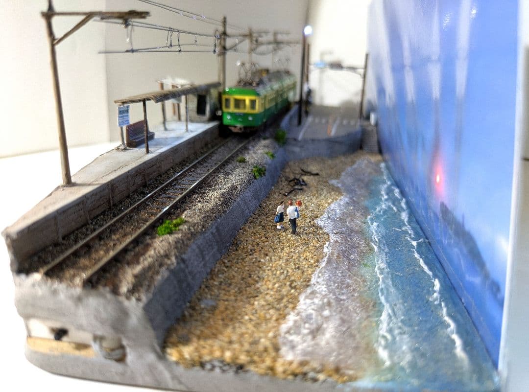 Ｎゲージ・ジオラマ展示台「江ノ電・鎌倉高校前駅とスラムダンク踏切」※車両付き