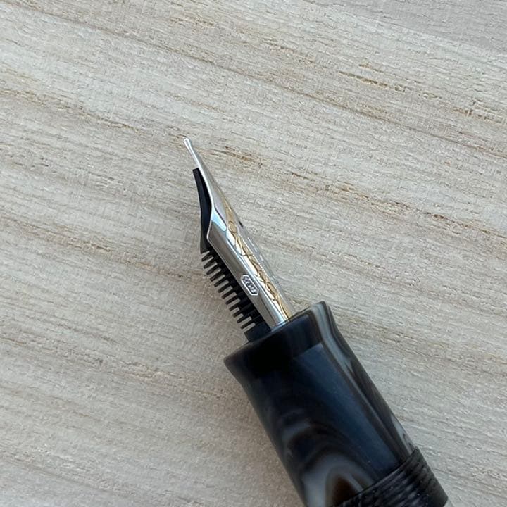 デルタ ドルチェビータ オーロ ピストンフィリング マーブル 限定 万年筆 M