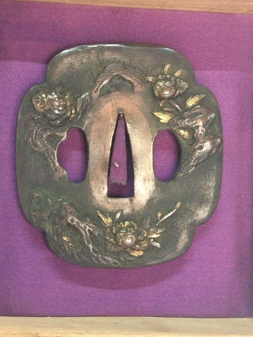 獅子と牡丹の高彫 魚々子　　鍔　鐔　刀装具