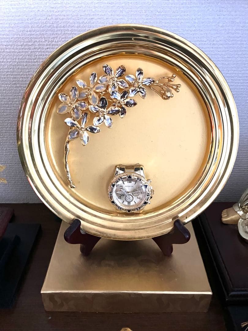 金マニア必見！黄金の花装飾プレートとクォーツ時計