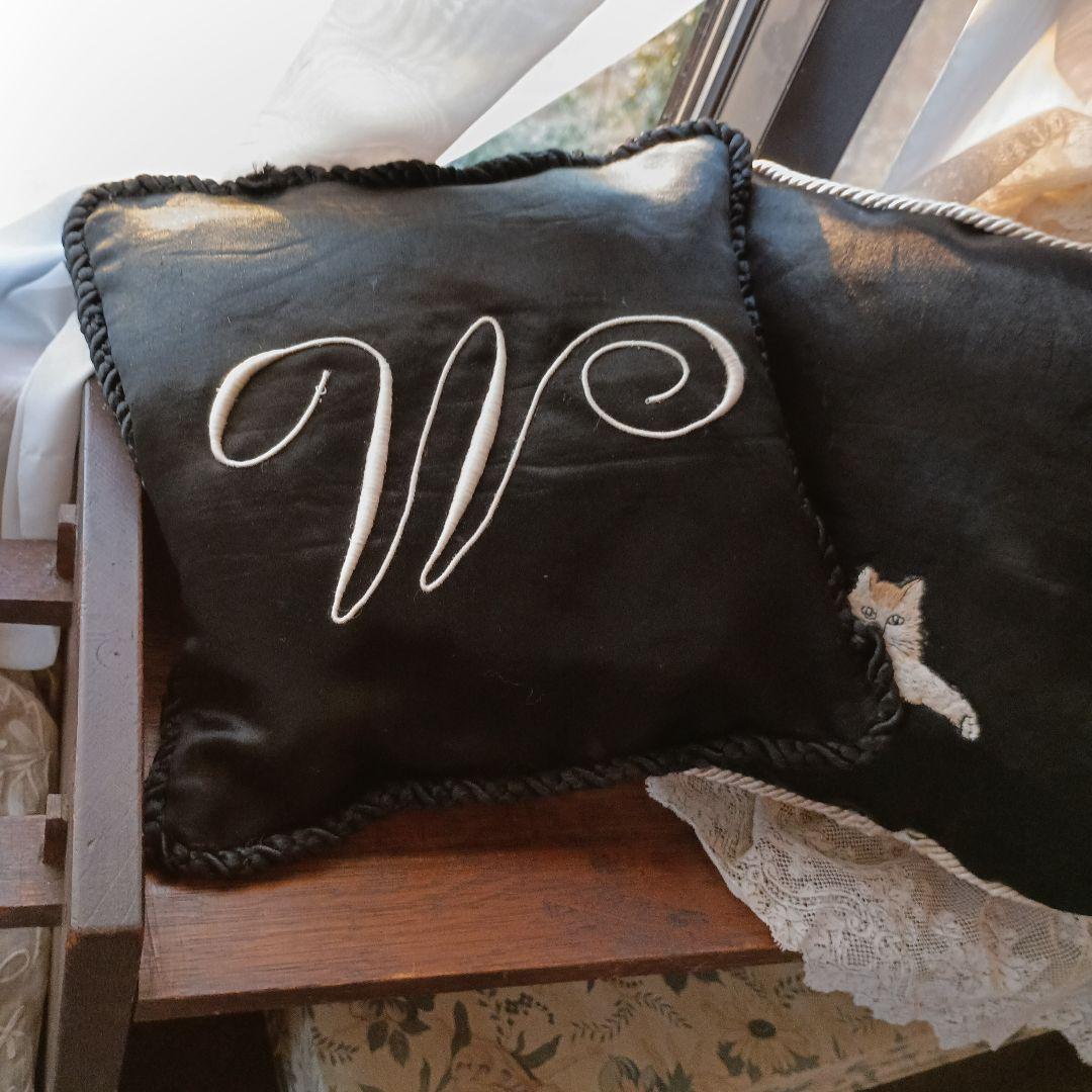 古い素材の小さめクッション　猫とモノグラム2ケセット