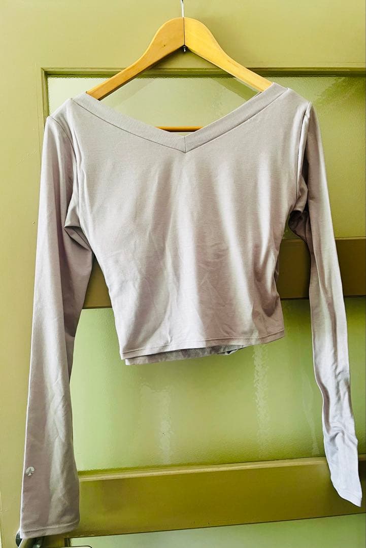 リントスル　ピラティス薄紫色 Vネック & 黒 ラウンドネック