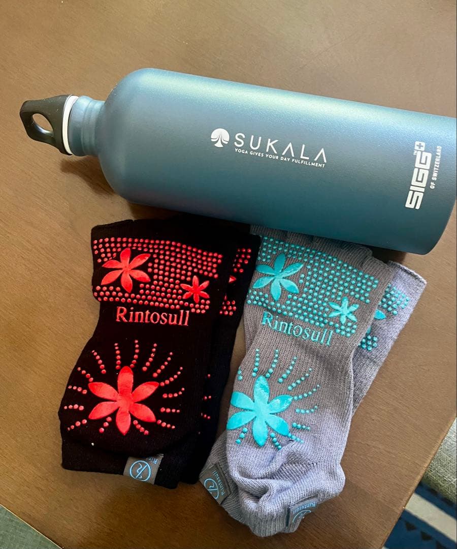 リントスル　ピラティス薄紫色 Vネック & 黒 ラウンドネック