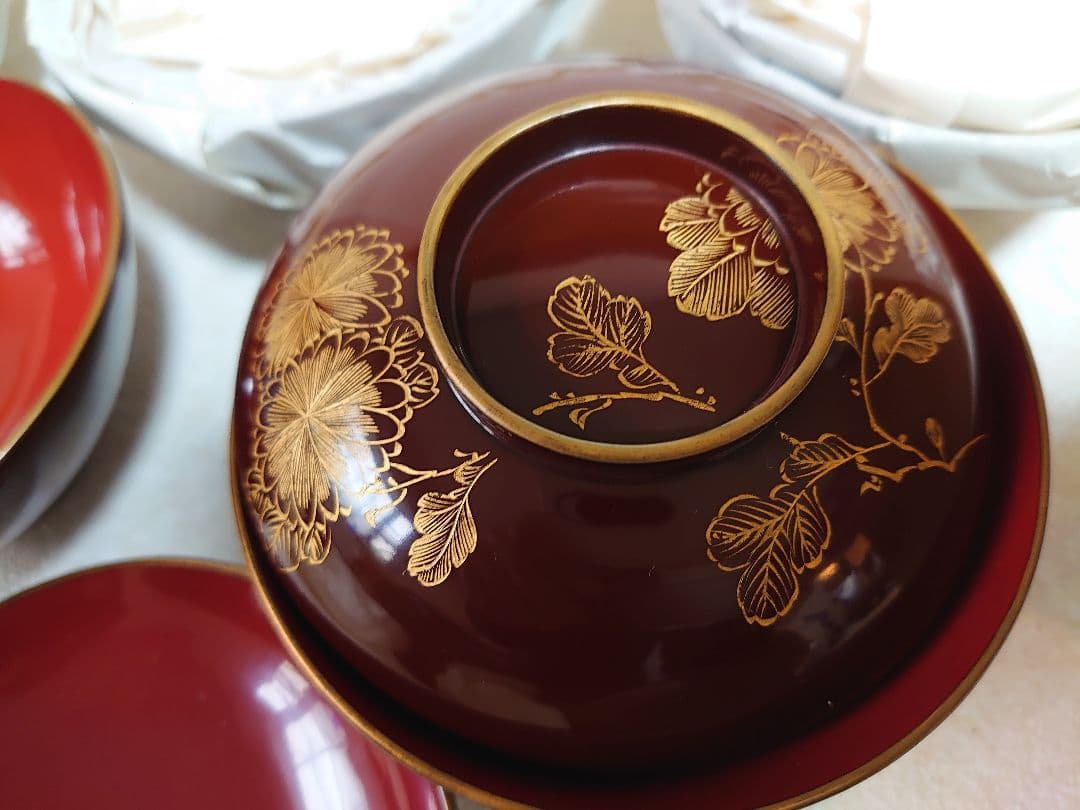 漆器 赤い椀 2個セット 金色の花模様