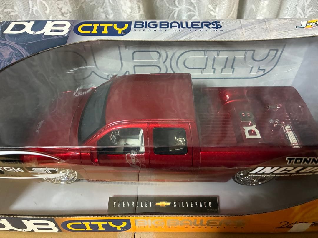 DUB CITY Chevrolet Silverado 1/18ミニカー
