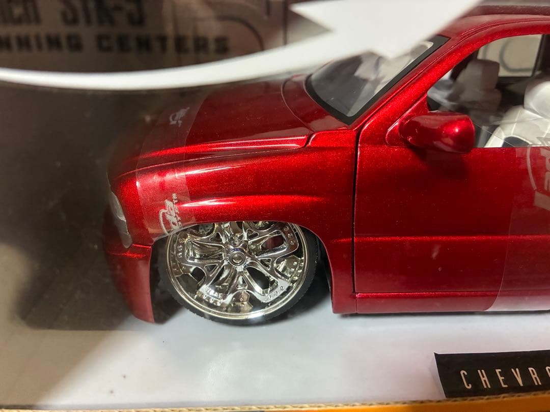 DUB CITY Chevrolet Silverado 1/18ミニカー