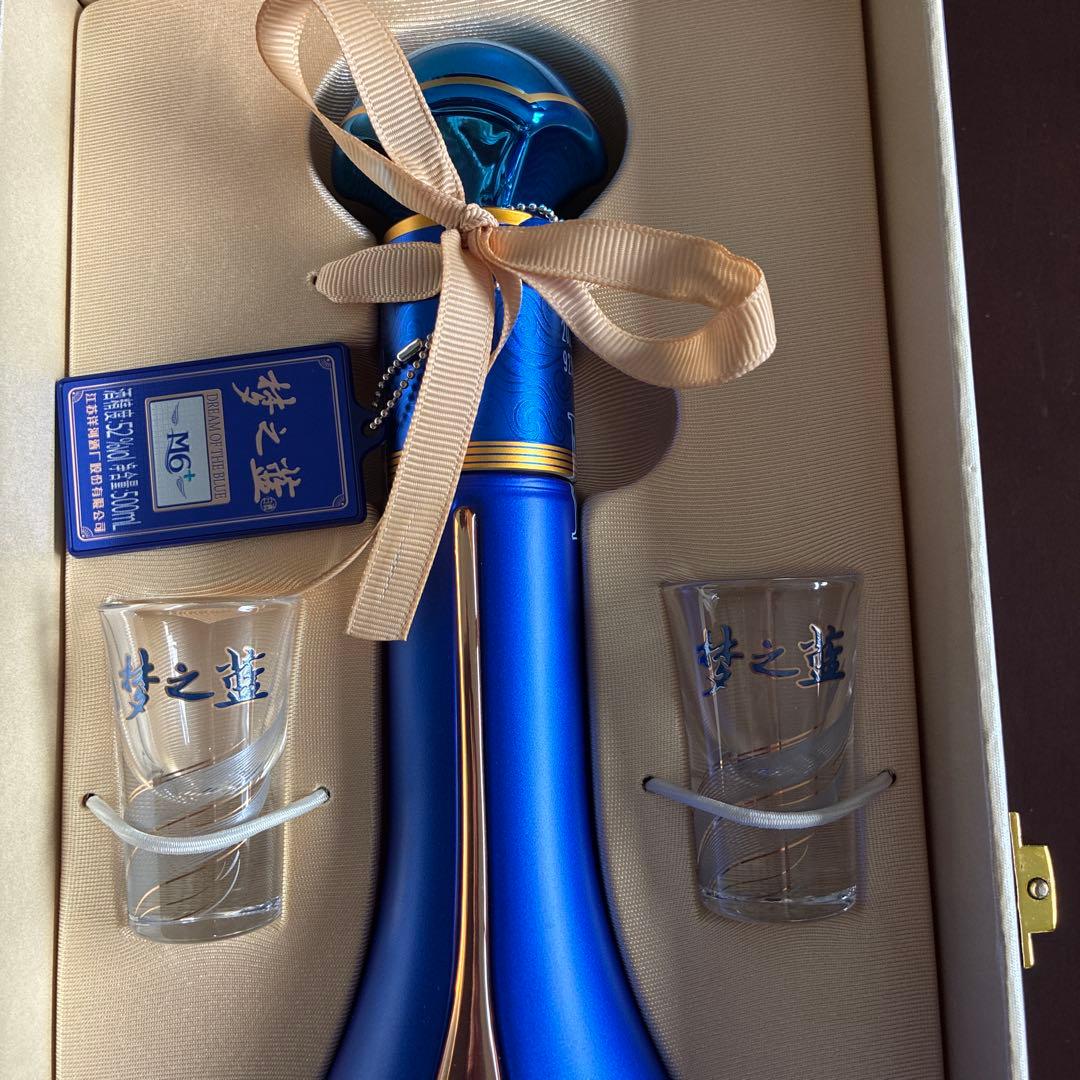江蘇洋河高級白酒　夢之藍M6+ 500ml 52% 箱に2個高級コップ付き　1箱