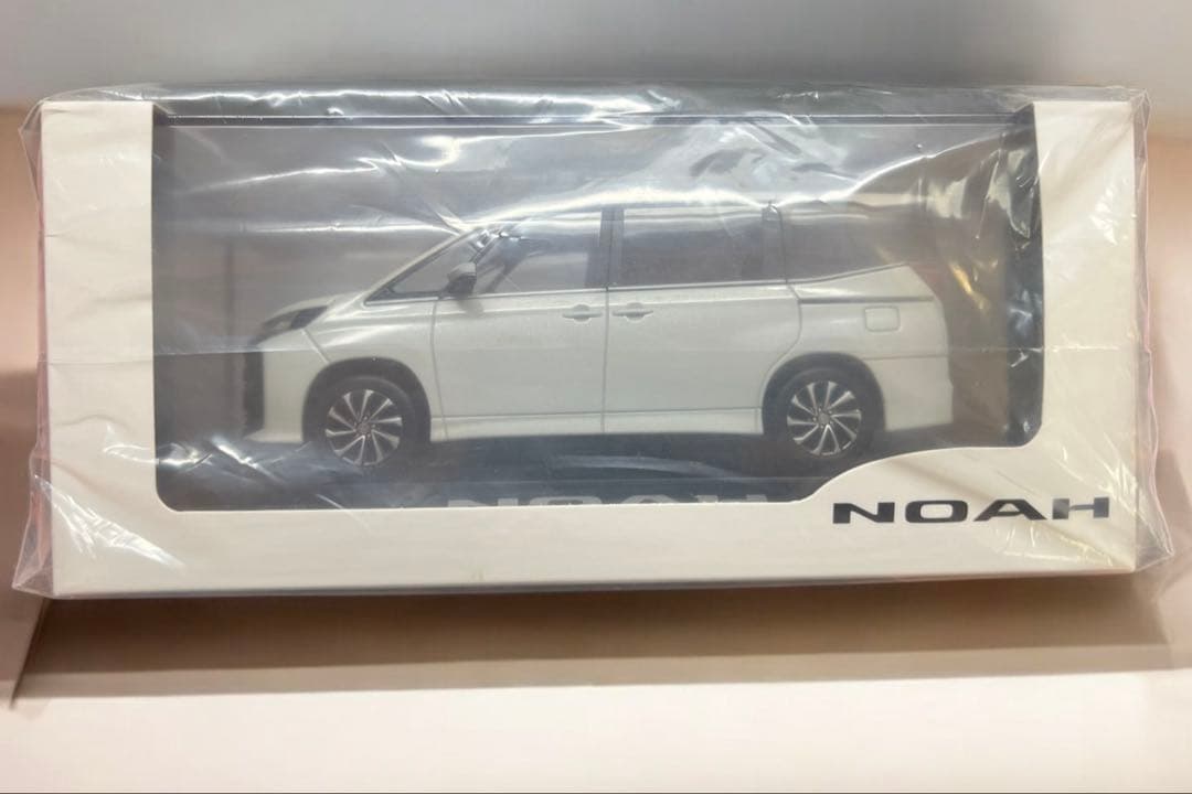 ナ*ヤ様 トヨタ NOAH ノア ミニカー 1/30 ダイキャスト製 ホワイト系