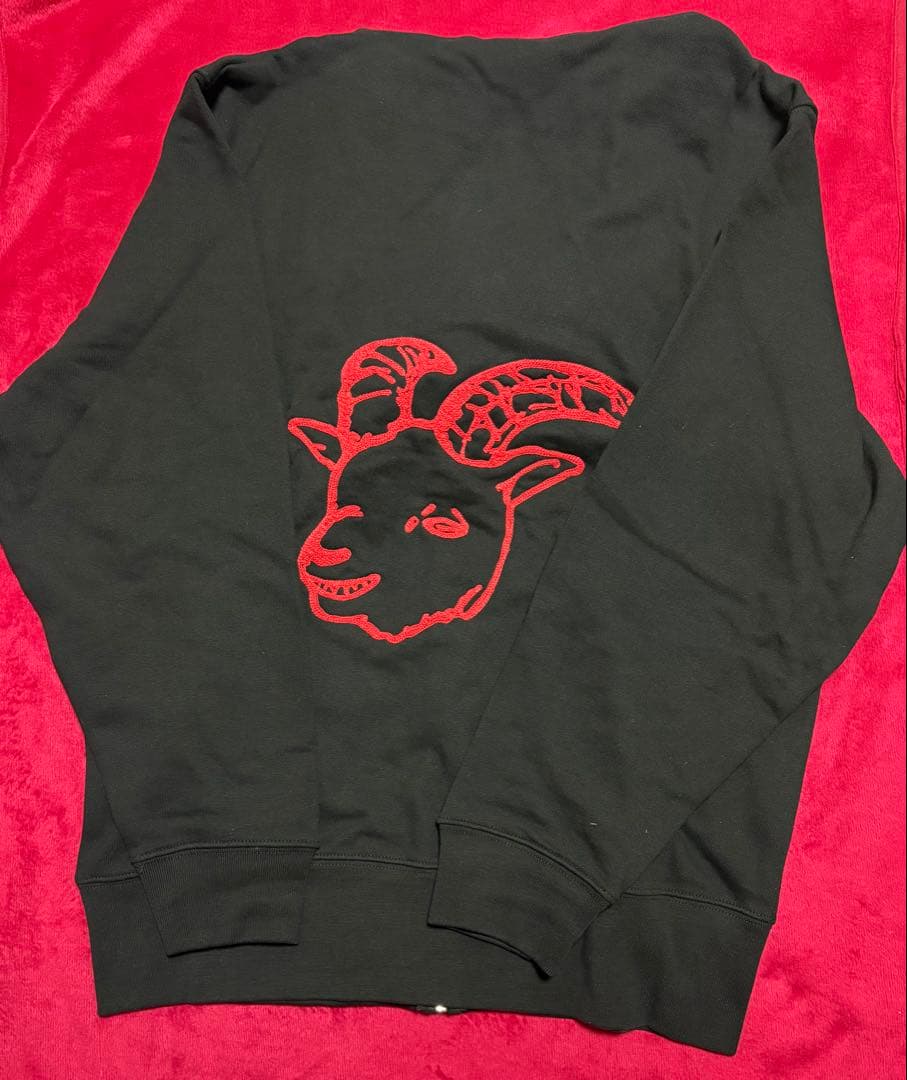 Chevon パーカー　赤刺繍/ブラック