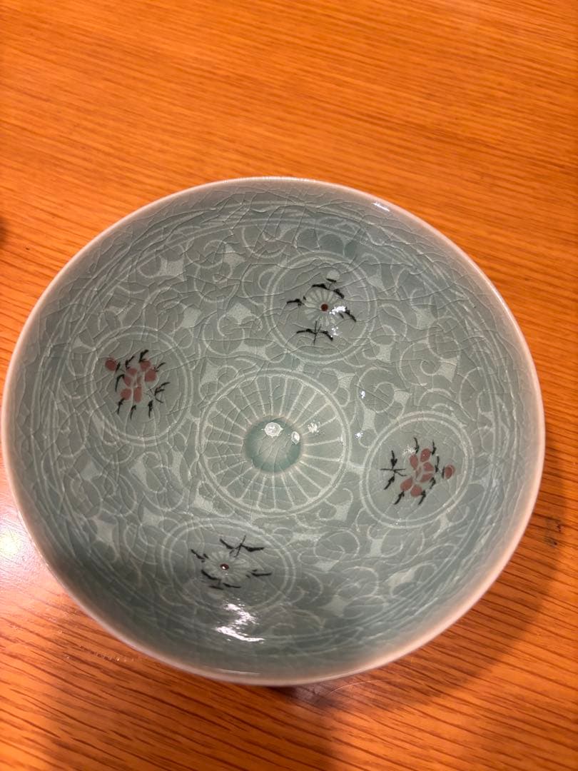 青緑色の花模様の陶器製椀　三國陶芸研究所　韓都鉉