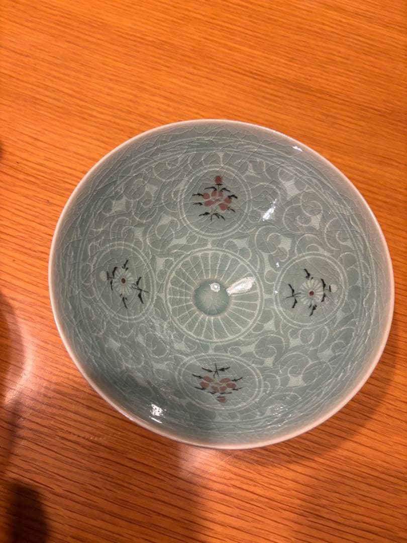 青緑色の花模様の陶器製椀　三國陶芸研究所　韓都鉉