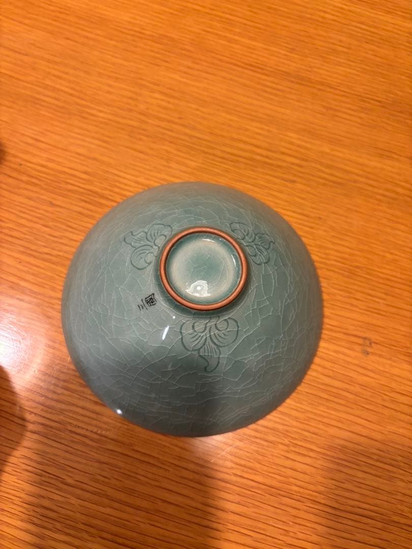 青緑色の花模様の陶器製椀　三國陶芸研究所　韓都鉉