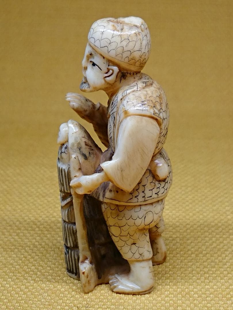 人形　天然素材　彫刻　彫像　根付　置物　インテリア　工芸品　美術品　A2825