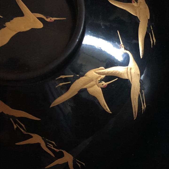 究極の美◼️蔵から黄金の鶴23羽が優雅に飛ぶ漆塗り蒔絵のお椀が出て来ました。