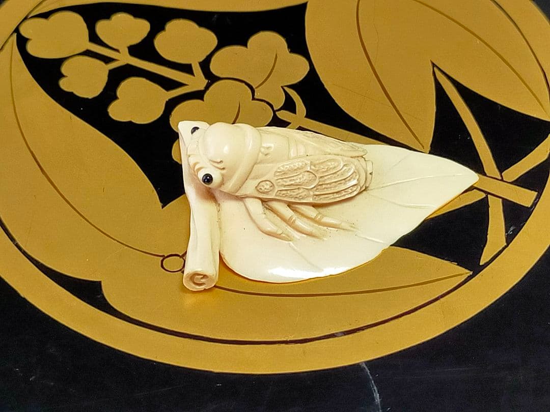♥　最高級　根付　蝉　セミ　在銘　骨董品　彫刻　アンティーク　レトロ