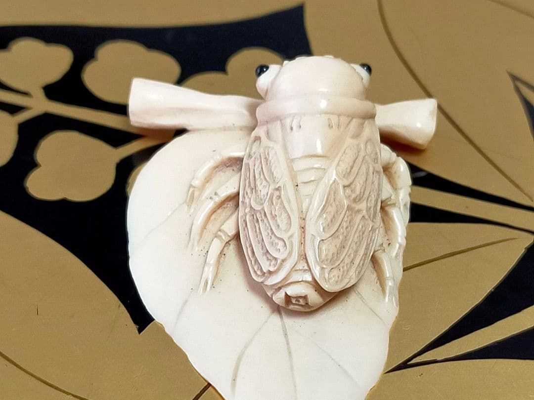 ♥　最高級　根付　蝉　セミ　在銘　骨董品　彫刻　アンティーク　レトロ