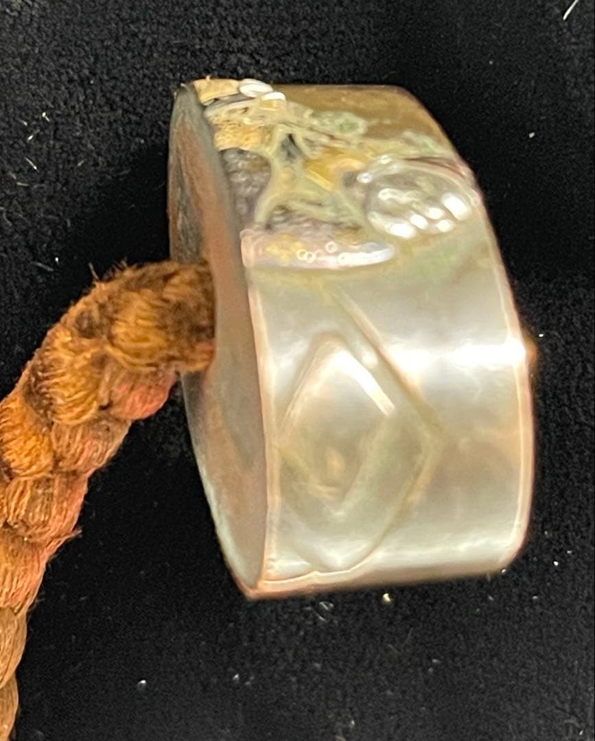 波模様の真鍮製鍔(つば)、鉄製の無銘鍔、栗型形象嵌根付、教利作