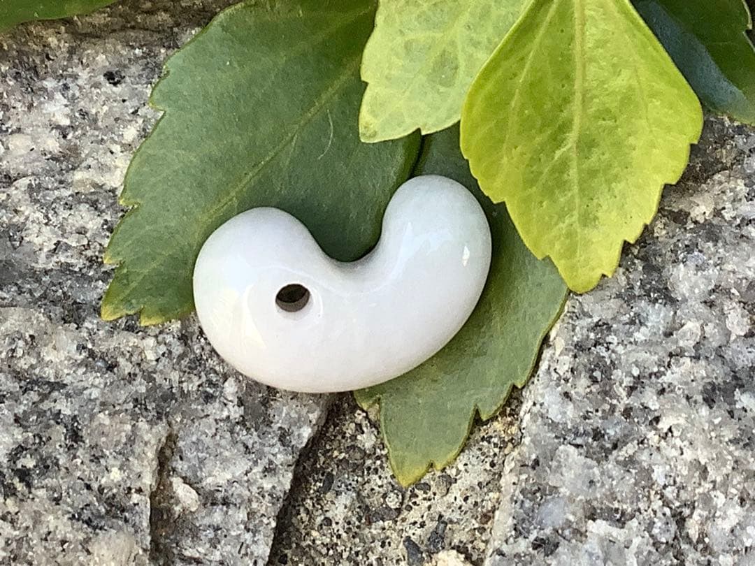 ✳ 極上の氷肌　神秘ラベンダー　糸魚川翡翠勾玉★鑑定鑑別書付　⭕️特別安価お値段‼️