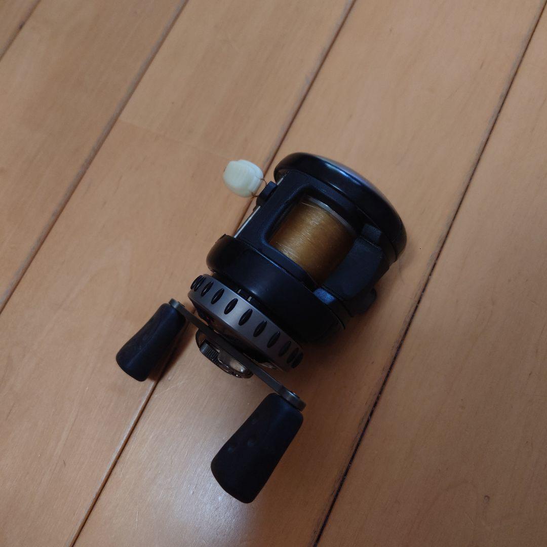 フィッシングリール 黒 コンパクト